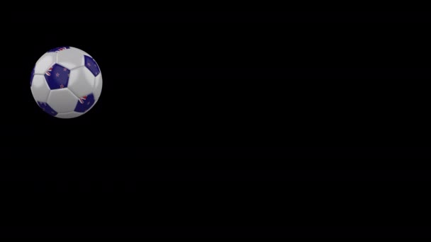 Drapeau de Nouvelle-Zélande sur le ballon de football volant sur fond transparent, canal alpha — Video