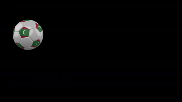 透明な背景、アルファチャンネル上の飛行サッカーボール上のモルディブのフラグ — ストック動画