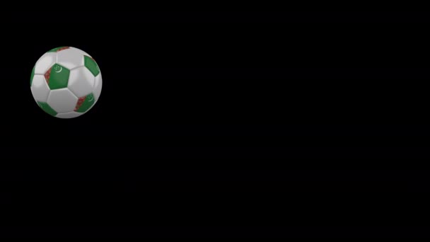 Şeffaf arkaplanda uçan futbol topu üzerinde Türkmenistan bayrağı, alfa kanalı — Stok video