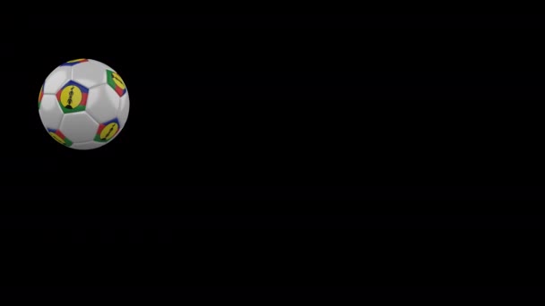 Флаг Новой Каледонии на лету футбольного мяча на прозрачном фоне, альфа-канал — стоковое видео