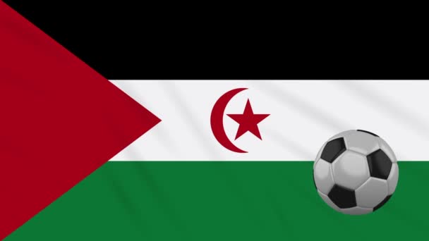 Drapeau du Sahara Occidental et ballon de football tourne sur fond de tissu ondulé, boucle — Video
