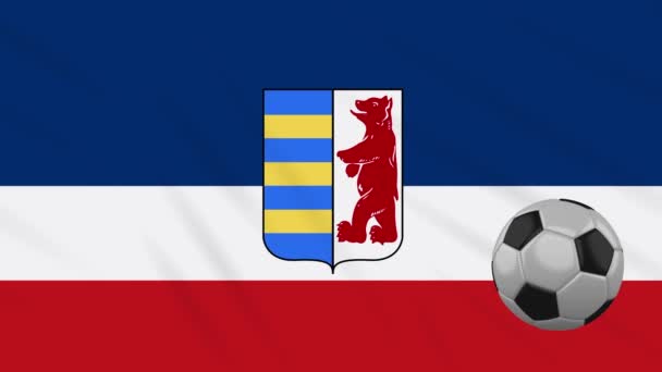Cárpatos bandera de Rutenia y pelota de fútbol gira sobre el fondo de tela ondulante, bucle — Vídeo de stock