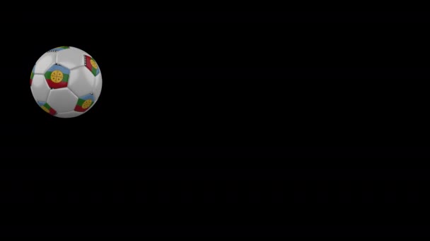 Drapeau mapuche sur ballon de football volant sur fond transparent, canal alpha — Video