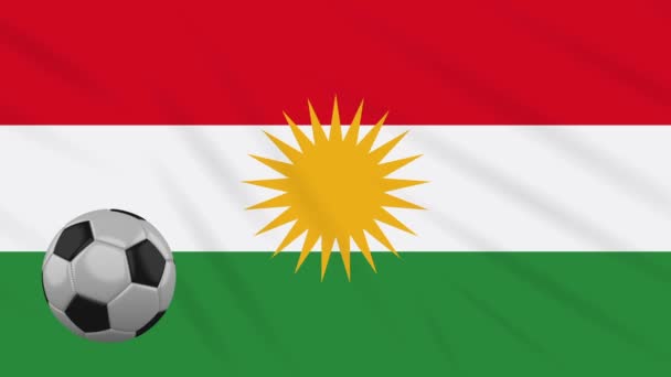 Kurdische Flagge und Fußballball drehen sich auf dem Hintergrund aus wehendem Tuch, Schlaufe — Stockvideo