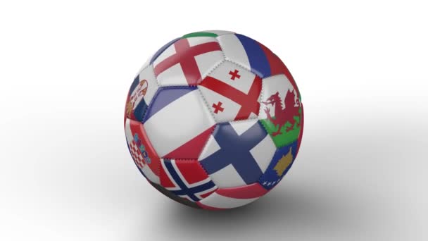 Футбольный мяч с флагами европейских стран вращается на белой поверхности, петля 3 — стоковое видео