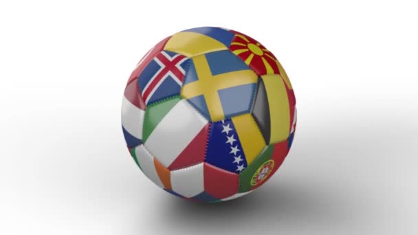 Pallone da calcio con bandiere dei paesi europei ruota su superficie bianca, loop — Video Stock