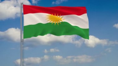 Kürdistan bayrağı mavi gökyüzünde yüzen bulutların arka planına karşı