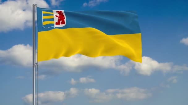 Zakarpattia Oblast zászló hátterében felhők lebegnek a kék égen — Stock videók
