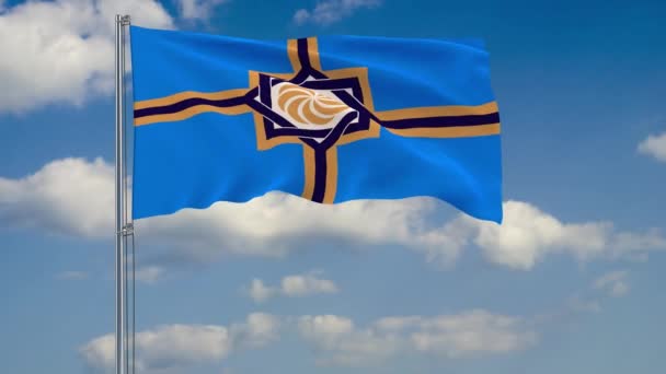 Westarmenische Flagge vor dem Hintergrund von Wolken, die am blauen Himmel schweben — Stockvideo