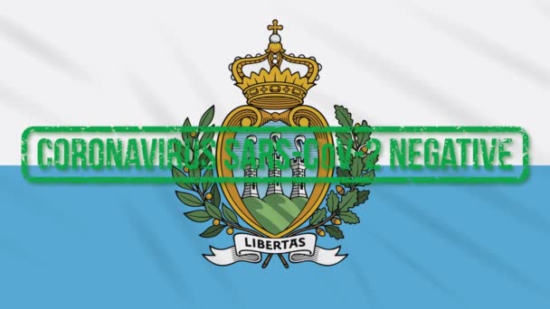 San Marino schunkelt Flagge mit grünem Stempel der Freiheit vom Coronavirus, Schlaufe — Stockvideo