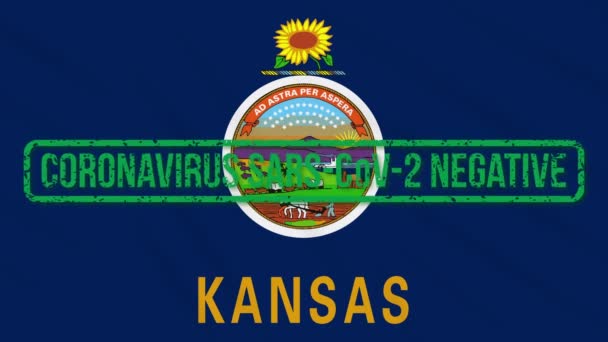 Kansas Estados Unidos balanceo bandera con sello verde de la libertad de coronavirus, bucle — Vídeo de stock