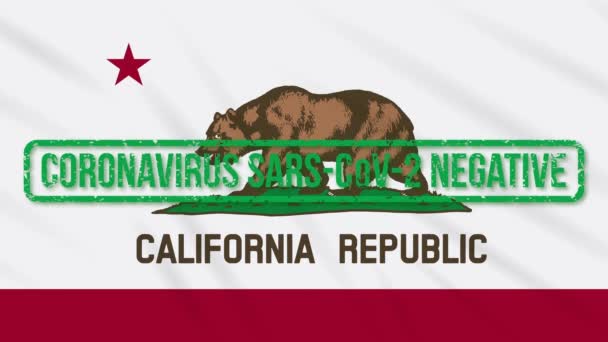 California Stato degli Stati Uniti bandiera ondeggiante con timbro verde di libertà dal coronavirus, ciclo — Video Stock