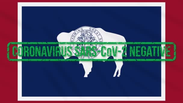 Wyoming Πολιτεία των ΗΠΑ ταλαντεύεται σημαία με πράσινη σφραγίδα της ελευθερίας από coronavirus, βρόχο — Αρχείο Βίντεο
