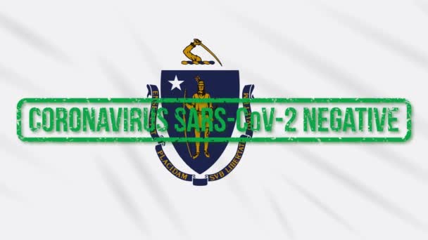 Штат Массачусетс, колеблющийся флаг с зеленым штампом свободы от коронавируса, петля — стоковое видео