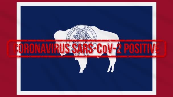 Bandera oscilante del estado estadounidense de Wyoming estampada con respuesta positiva a COVID-19, bucle — Vídeos de Stock