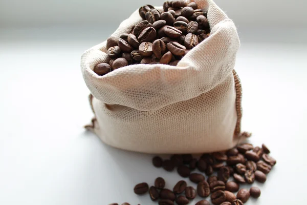 Doek zak met koffiebonen — Stockfoto