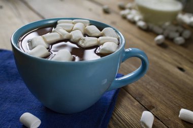 Mavi fincan kakao marshmallows ile