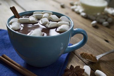 Mavi fincan kakao marshmallows ile