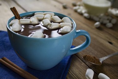 Mavi fincan kakao marshmallows ile