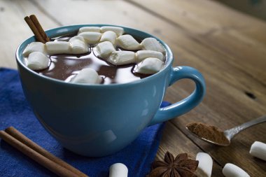 Mavi fincan kakao marshmallows ile