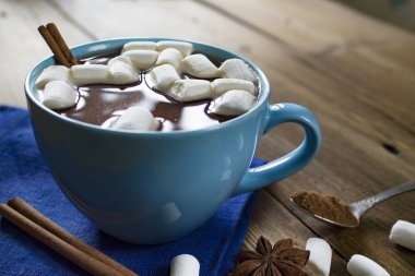 Mavi fincan kakao marshmallows ile