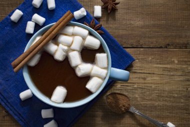 Mavi fincan kakao marshmallows ile