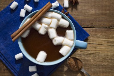 Mavi fincan kakao marshmallows ile