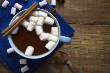 Mavi fincan kakao marshmallows ile