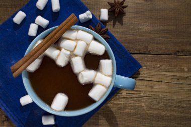 Mavi fincan kakao marshmallows ile