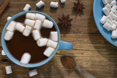 Mavi fincan kakao marshmallows ile