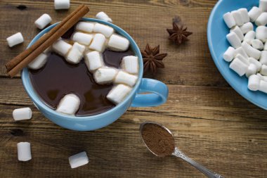 Mavi fincan kakao marshmallows ile
