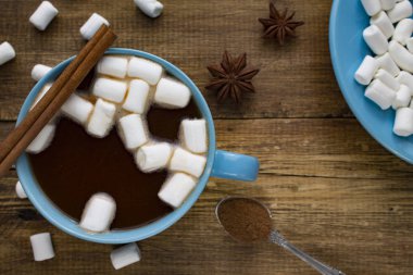 Mavi fincan kakao marshmallows ile