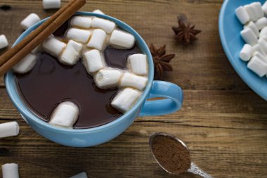 Mavi fincan kakao marshmallows ile