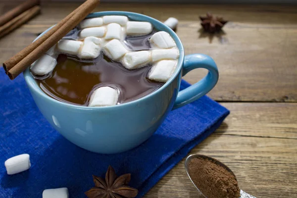 Mavi fincan kakao marshmallows ile