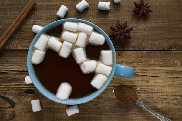 Mavi fincan kakao marshmallows ile