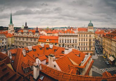 Aziz Nikolaos Kilisesi (Mala Strana) kırmızı kiremit çatılar Prag ile görüntüleyin. Prag'da sonbahar bulutlu gün.