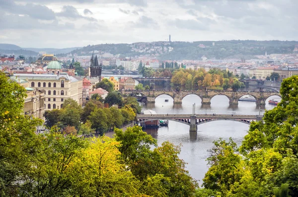 Praga, checo, otoño, nubes grises. el Puente de Carlos en P — Foto de Stock