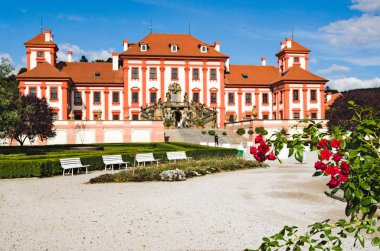 Prag, Çek Republic.Troja kale Kalesi'ne Palace yaz görünümünde.