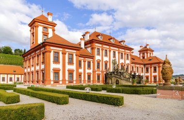 Prag, Çek Republic.Troja kale Kalesi'ne Palace yaz görünümünde.