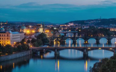Charles Köprüsü'nde Vltava Nehri Prag, Çek Cumhuriyeti başkenti şehir üzerinde akşam görünümü.