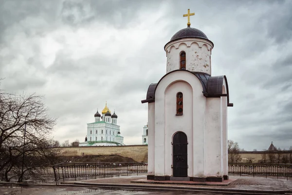 Chapel of the princess Olga and Pskov Kremlin. Trinity cathedral — Stock Photo, Image