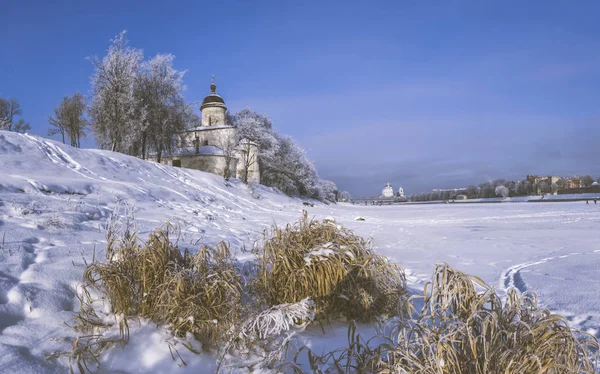 Православная церковь рядом с рекой. Псков. Зима . — стоковое фото