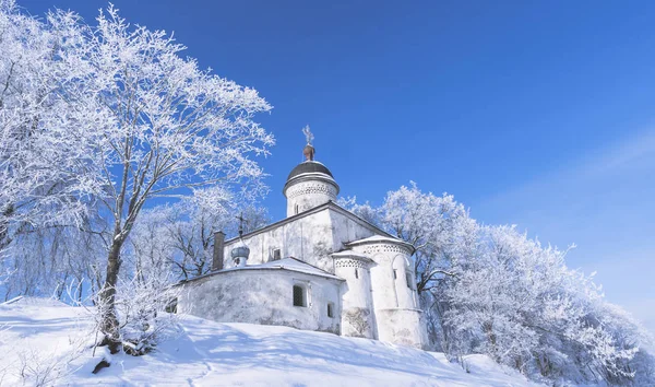 Nehir tarafından Ortodoks Kilisesi yakınındaki. Pskov. Kış. Rusya.