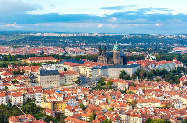 La vista aérea de la ciudad de Praga desde Petrin Hill, República Checa — Foto de Stock