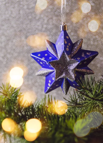 Árvore de Natal decorada em fundo embaçado prata — Fotografia de Stock