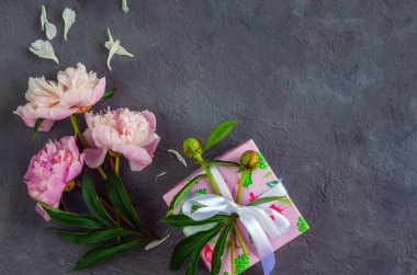 Gri taş arka planda pembe şakayık çiçekleri. Kadınlar günü ya da düğün geçmişi. Sevgililer Günü konsepti