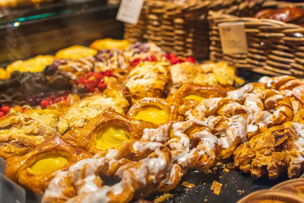 Çeşitli donutları, kekleri, creme brulee 'si, meyveli pastaları ve meyveleri olan bir pastane.
