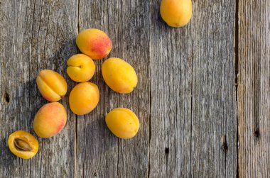 Kayısılar. Ahşap bir arka planda taze kayısılar, üst manzara.