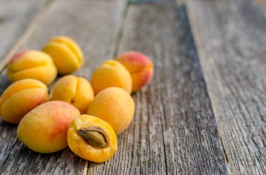 Kayısı meyvesi. Rustik ahşap arka planda taze organik kayısılar. Vega yemeği..