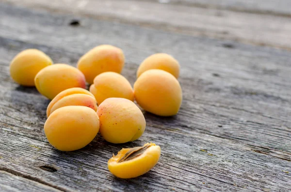 Абрикосовые фрукты. Свежие органические абрикосы на ржавом деревянном фоне. Вега-еда . — стоковое фото
